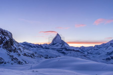 Téléchargez les photos : Matterhorn Mountain à la soirée d'hiver. Coucher de soleil. Tir large. Alpes suisses, Suisse - en image libre de droit