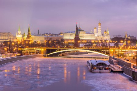 Foto de "Iluminó el Kremlin de Moscú en la mañana de invierno. Río congelado de Moscú. Vista desde el puente patriarshy. Rusia
" - Imagen libre de derechos