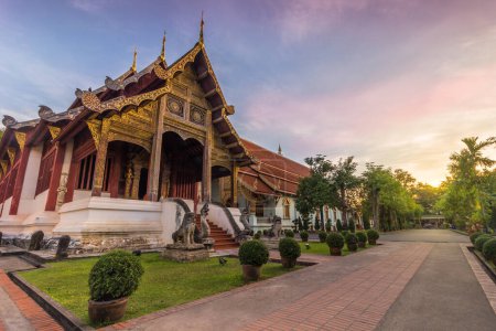 Téléchargez les photos : Pavillon du temple Wat Phra Singh au lever du soleil rose. Chiang Mai, Thaïlande - en image libre de droit
