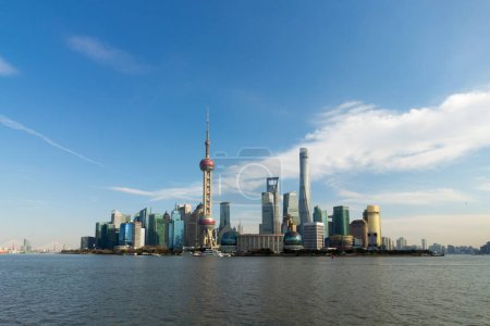 Téléchargez les photos : Panoramique Shanghai Skyline et CLoudy Sky. Lujiazui Financial District et la rivière Huangpu. Vue du Bund Embankment. Chine. - en image libre de droit