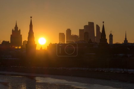Téléchargez les photos : Moscou Kremlin et Moscou City Business Center Silhouette au coucher du soleil. Soleil dans le cadre. Russie. - en image libre de droit
