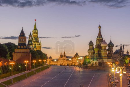 Foto de Iluminada catedral de San Albahaca, kremlin de Moscú y plaza roja en la noche de verano. Rusia - Imagen libre de derechos