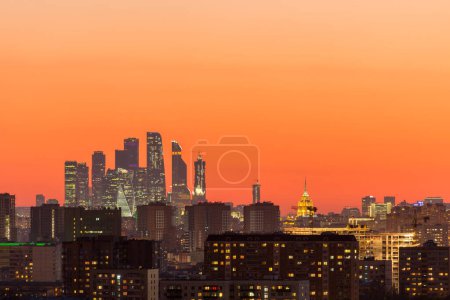 Téléchargez les photos : Paysage urbain illuminé de Manhattan, New York dans la soirée - en image libre de droit