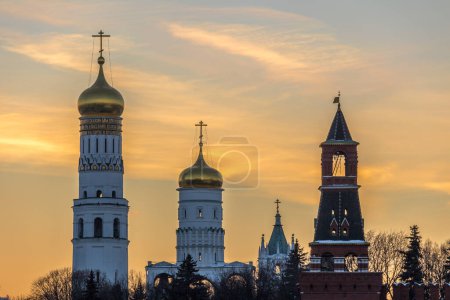 Foto de Campanario y torre del Kremlin de Moscú al atardecer. Cielo dorado - Imagen libre de derechos