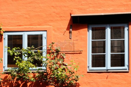 Foto de Pared naranja con ventanas - Imagen libre de derechos