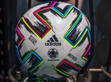Téléchargez les photos : Ballon de football avec le nom de marque Adidas - en image libre de droit