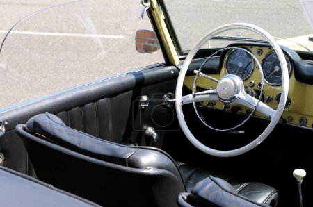 Téléchargez les photos : Intérieur de voiture vintage. détail de la vieille voiture. - en image libre de droit