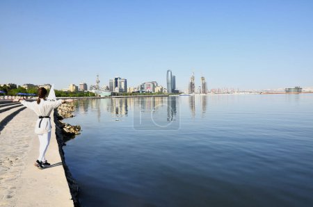 Foto de Baku.Tipos de bulevar en la orilla del mar Caspio - Imagen libre de derechos
