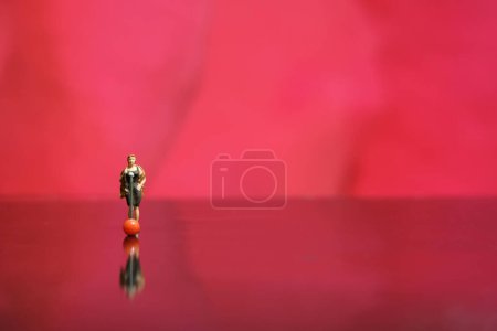 Téléchargez les photos : Photographie miniature - chanteuse élégante chantant sur scène rouge brillant plancher brillant - en image libre de droit