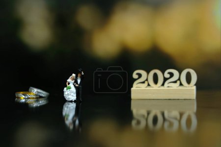 Téléchargez les photos : Personnes miniatures - concept pour le plan de mariage en 2020 - en image libre de droit