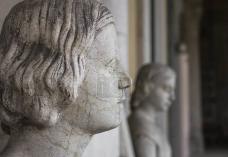 Téléchargez les photos : Statue de femme triste - en image libre de droit