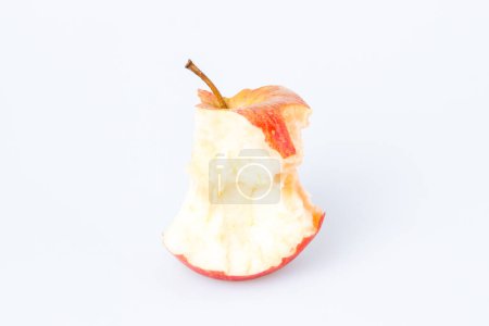Téléchargez les photos : Pomme mordue sur fond blanc - en image libre de droit