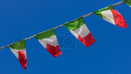 Téléchargez les photos : Drapeaux italiens sur fond bleu ciel - en image libre de droit