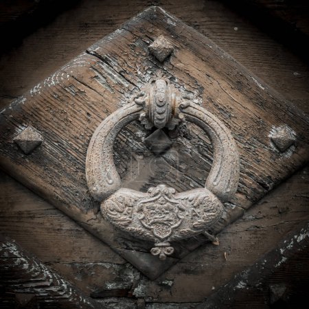 Foto de Antiguo golpeador en la puerta de madera - Imagen libre de derechos