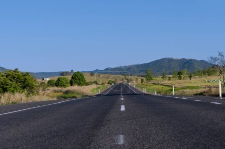 Téléchargez les photos : Route de campagne australienne et ciel bleu - en image libre de droit