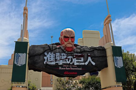 Téléchargez les photos : "OSAKA, JAPON - 17 juin 2020 : Attaque sur Titan / Course pour la survie XR Ride signe aux studios Universal Japon à Osaka, Japon Saisonnier attraction limitée." - en image libre de droit
