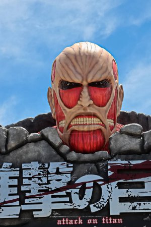 Téléchargez les photos : OSAKA, JAPON - 17 juin 2020 : Attaque sur Titan Race for Survival XR Ride signe aux Universal Studios Japan à Osaka, Japon Saisonnier attraction limitée. - en image libre de droit
