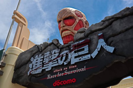 Téléchargez les photos : OSAKA, JAPON - 17 juin 2020 : Attaque sur Titan Race for Survival XR Ride signe aux Universal Studios Japan à Osaka, Japon Saisonnier attraction limitée. - en image libre de droit
