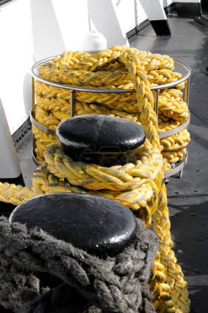 Foto de Cuerdas y bote en el barco - Imagen libre de derechos