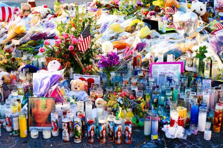 Foto de Las Vegas, NV, Estados Unidos - 07 de octubre de 2017: Mensaje conmemorativo de las víctimas de disparos de armas de Las Vegas en Las Vegas Strip, cerca de Mandalay Bay. En memoria de las 58 víctimas del tiroteo del 1 de octubre de 2017. - Imagen libre de derechos