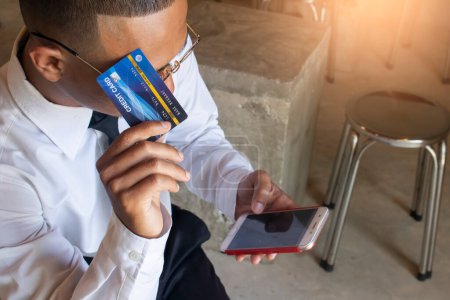 Foto de Hombre de negocios asiático usando tarjeta de crédito para ir de compras en línea con teléfono inteligente - Imagen libre de derechos