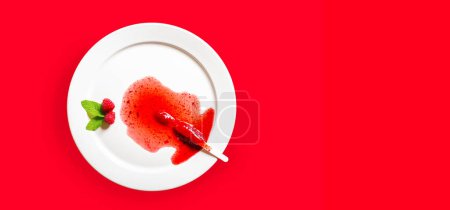 Téléchargez les photos : Délicieux popsicles aux fraises décongelées sur plat rond blanc sur fond rouge - en image libre de droit