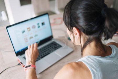 Téléchargez les photos : Femme avec ordinateur portable travaillant à la maison - en image libre de droit