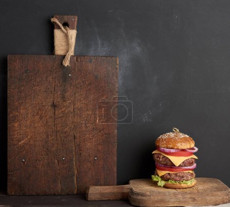Téléchargez les photos : "double cheeseburger aux tomates, oignons, escalope de barbecue et s" - en image libre de droit