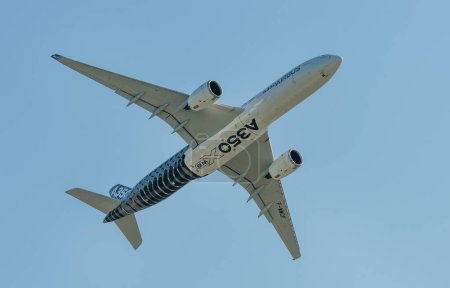 Téléchargez les photos : Avion blanche volant dans le ciel bleu - en image libre de droit