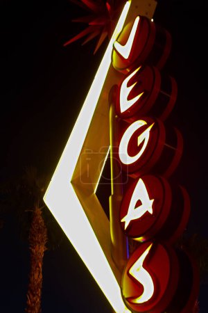 Foto de Cartel de neón gigante de Las Vegas en exhibición sobre la calle cerca de Fremont Street Experience en Las Vegas. - Imagen libre de derechos