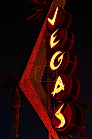 Foto de Cartel de neón gigante de Las Vegas en exhibición sobre la calle cerca de Fremont Street Experience en Las Vegas. - Imagen libre de derechos