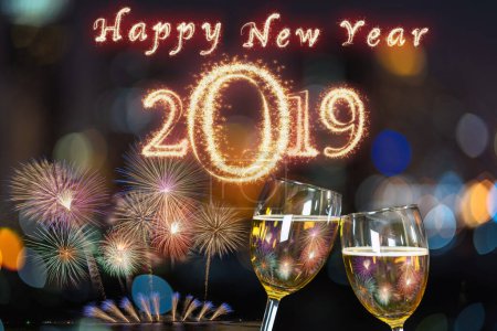 Foto de Feliz año nuevo 2019 escrito con fuegos artificiales Sparkle en Clinking - Imagen libre de derechos