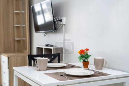 Téléchargez les photos : Salon intérieur de luxe et table à manger, Type de chambre Studio - en image libre de droit
