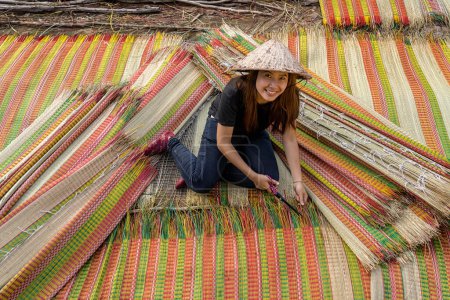 Téléchargez les photos : Vue du dessus du jeune artisan vietnamien - en image libre de droit