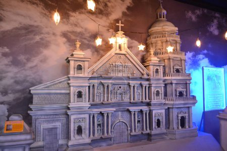 Téléchargez les photos : Modèle réduit de façade de l'église Binondo au Musée Chinatown de Manille - en image libre de droit