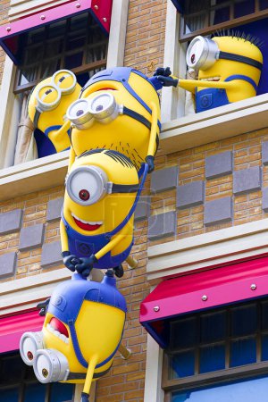 Téléchargez les photos : "SAKA, JAPON - 24 juin 2017 : Statue de "" HAPPY MINION "", située dans Universal Studios Japan, Osaka, Japon. Minions sont personnage célèbre de Despicable Me animation." - en image libre de droit
