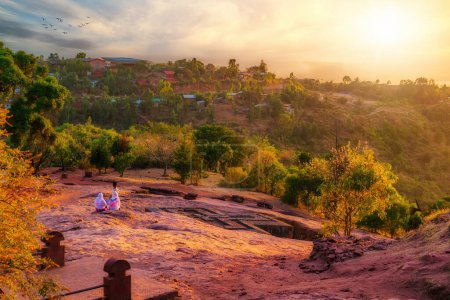 Téléchargez les photos : Coucher de soleil serein à l "église Saint-Georges de Lalibela, Ethiopie - en image libre de droit