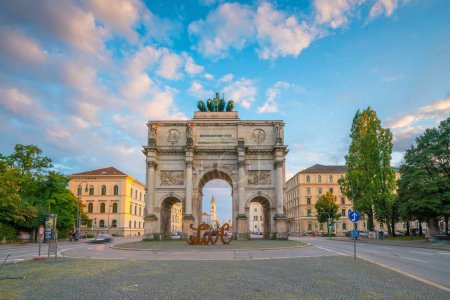 Téléchargez les photos : Munich, Allemagne - 28 août 2016 : Arc de triomphe Siegestor - en image libre de droit