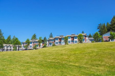 Foto de Fila de nuevas casas adosadas en la cima de la colina en el día soleado en Columbia Británica - Imagen libre de derechos