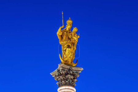 Foto de Siglo de la Columna de la Paz con el famoso Ángel de Oro de la Paz - Imagen libre de derechos