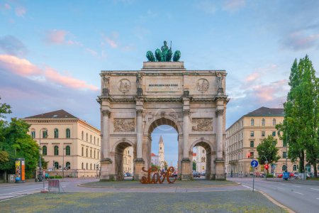 Téléchargez les photos : Munich, Allemagne - 28 août 2016 : Arc de triomphe Siegestor - en image libre de droit