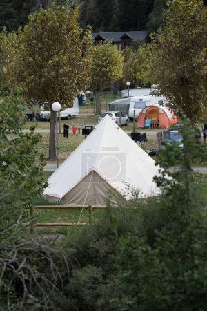 Téléchargez les photos : Camping dans la Valira del Orient à Cami Ral en été - en image libre de droit