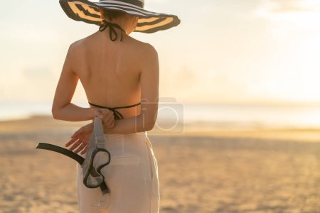 Téléchargez les photos : Femme avec équipement pour masque de plongée en apnée à la plage - en image libre de droit