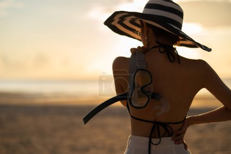 Téléchargez les photos : Woman with equipment for snorkeling mask at the beach - en image libre de droit