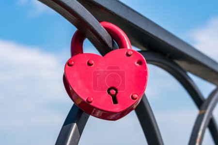 Téléchargez les photos : "Serrure pendentif décorative pour les amoureux qui peuvent être verrouillés sur le pont pendant le mariage" - en image libre de droit