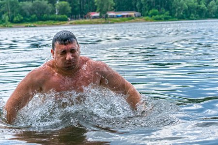 Foto de Hombre nadando en un río fresco en verano - Imagen libre de derechos