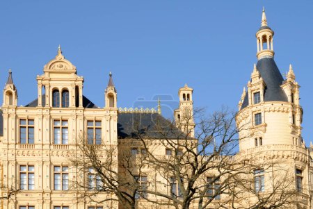 Téléchargez les photos : Cathédrale Schwerin sur fond bleu - en image libre de droit