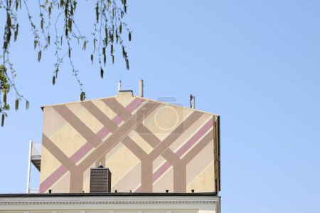 Téléchargez les photos : Mur de maison peint avec ciel sur fond - en image libre de droit