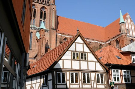 Téléchargez les photos : Bâtiments dans les styles architecturaux à Schwerin, Allemagne - en image libre de droit