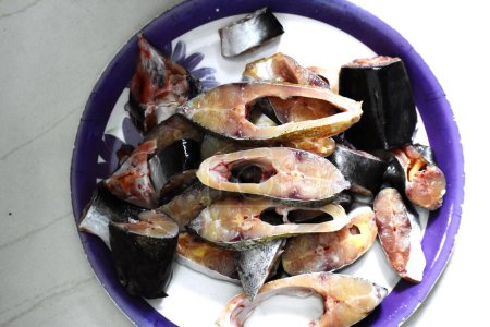 Téléchargez les photos : Snap of Raw tranche de poisson frais - en image libre de droit